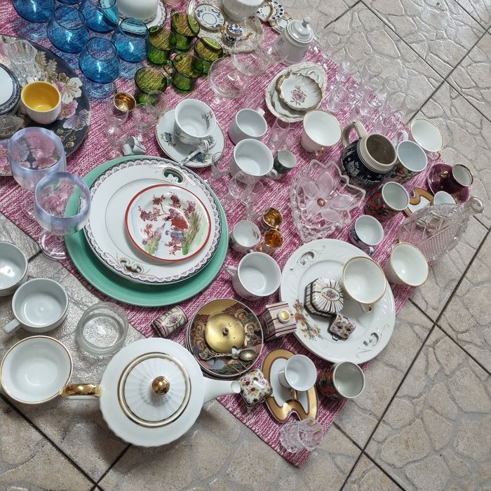 Coleção com cerca de 300 peças de porcelana japonesa, Vista Alegre etc