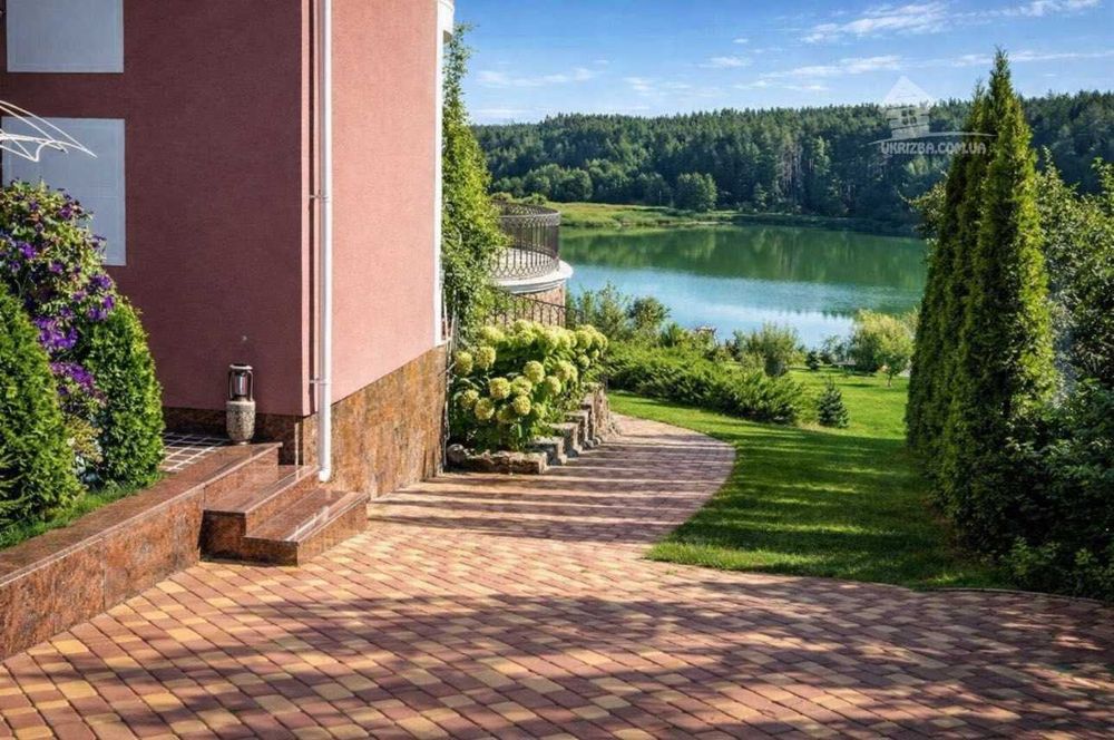 Дом 800 кв. VIP-уровня.Бассейн с подогревом, сауна, бильярд,генератор.