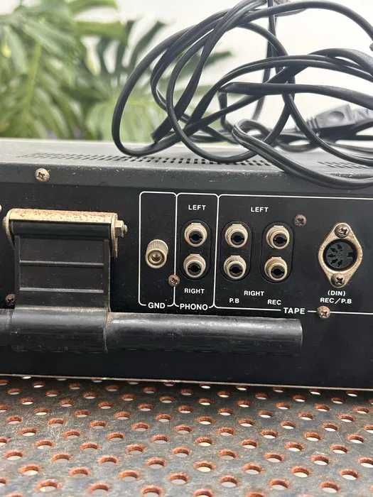 Amplificador integrado Akai AA-810DB