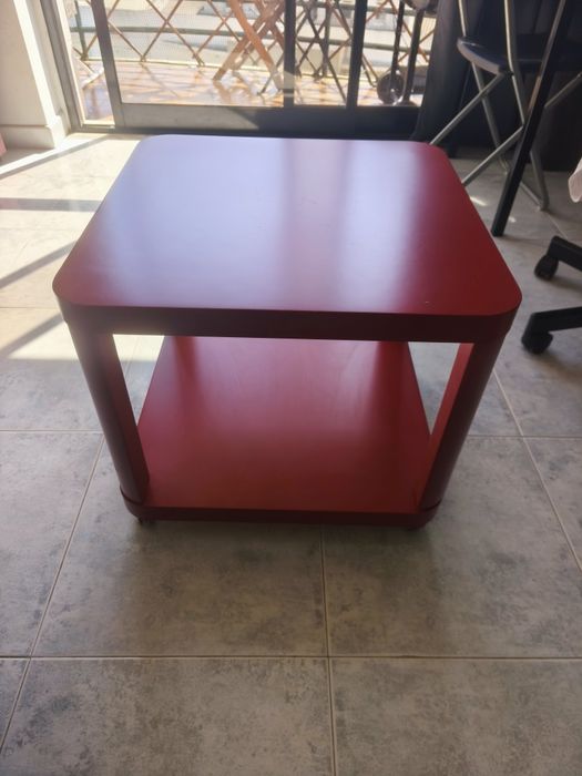 Mesa de apoio IKEA TINGBY vermelha com rodas