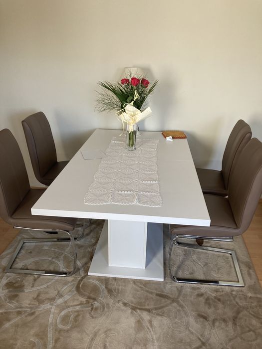 Duży , biały stół rozkładany . . Zapraszam do zakupu.. .