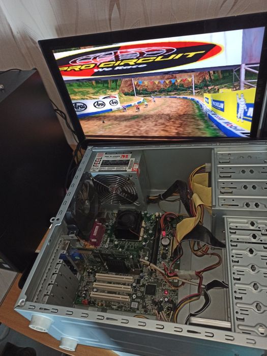 Komputer z podzespołami retro