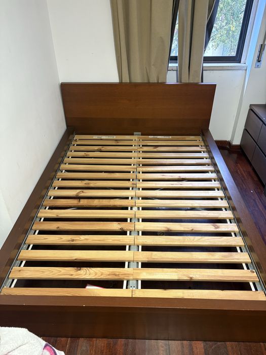 Cama de casal + duas mesas de cabeceira