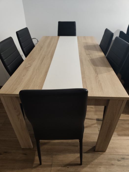 Mesa de jantar com as cadeiras