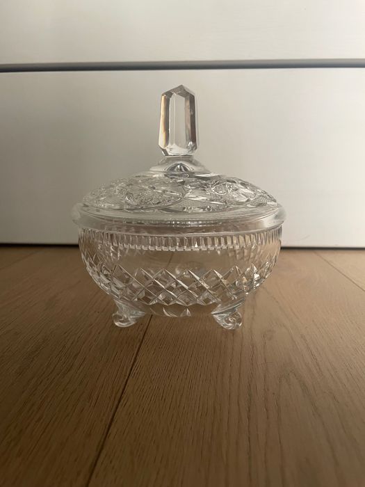 Kryształowe naczynie z pokrywką