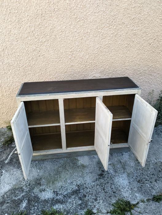 Aparador antigo, com pedra ardósia e espelhos.