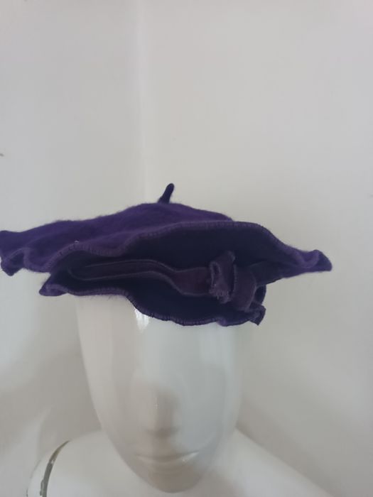 Elegancki beret wełniany fioletowy z ozdobną kokardą i falbanką