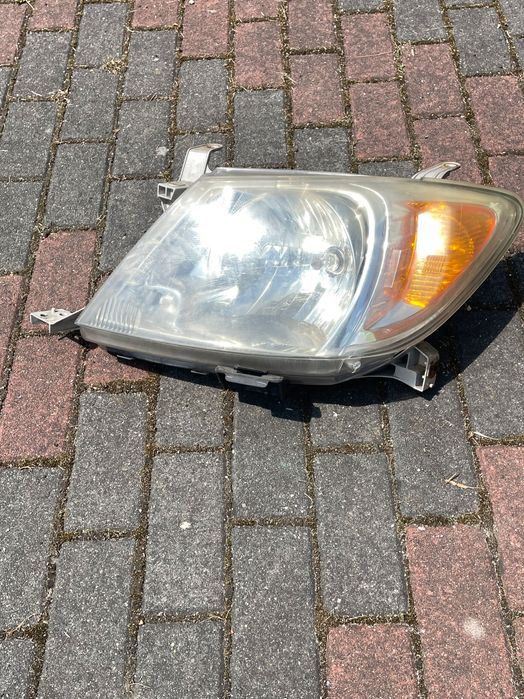 Toyota Hilux reflektor lampa kierowcy  lewa
