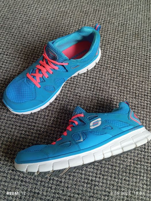 Buty Skechers z serii Flex Appeal - Align, wyposażone w elastyczną podeszwę Flex Sole r. 40
