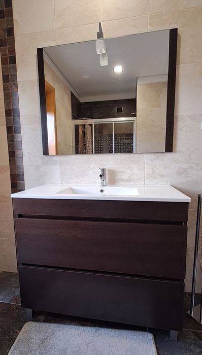 Móvel de casa de banho e espelho