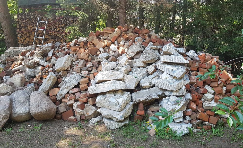Oddam gruz: kawałki cegieł i pokruszony beton