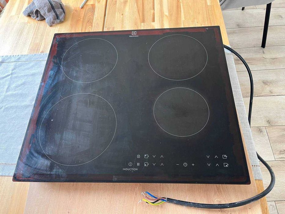 Індукційна варочна поверхня Electrolux IPE6440KF