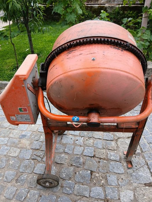 Vendo Betoneira 180 lts pouco usada