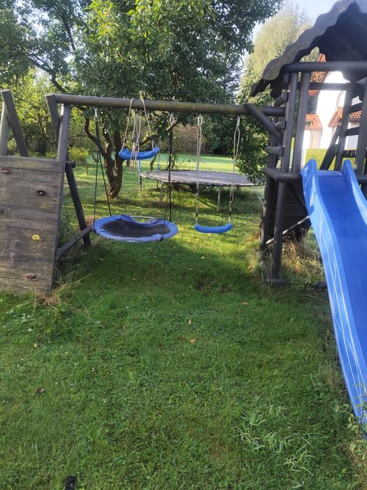 Plac zabaw/Drewniana huśtawka ogrodowa z grubych bali