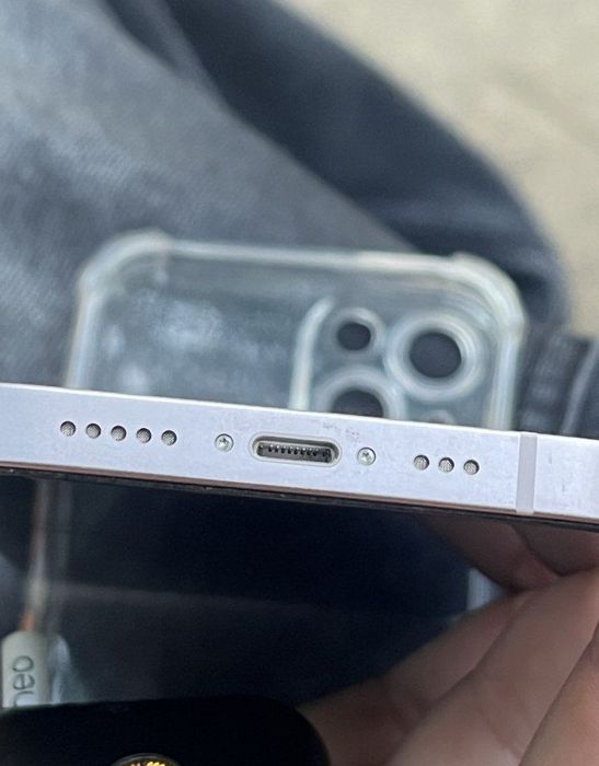 Айфон 13 на 128 в комплекті оригінал зарядний пристрій