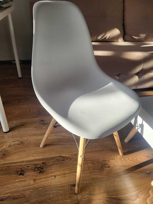 Białe krzesło w stylu skandynawskim