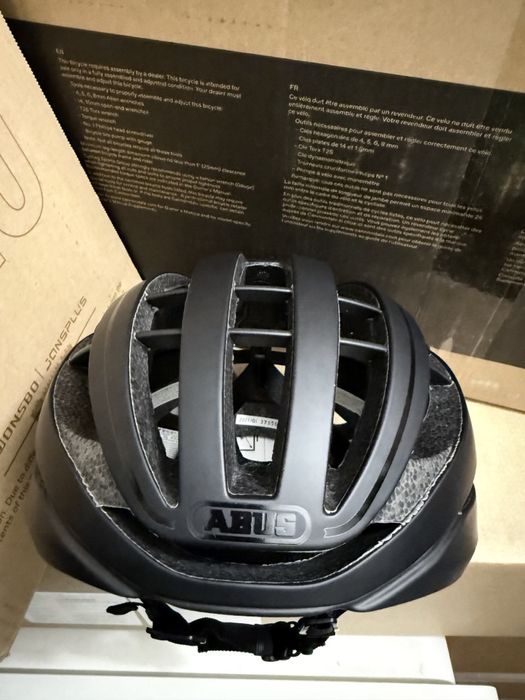 Шолом abus aventor velvet black. М (54-58)