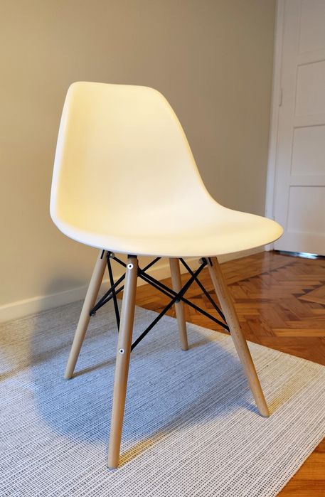 Cadeira réplica Eames como nova