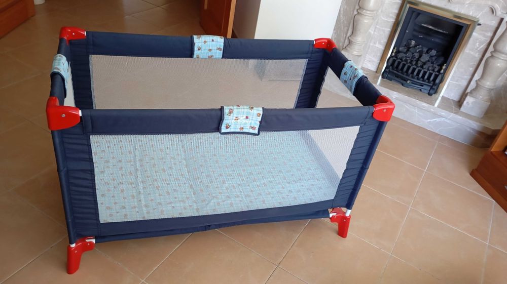Cama/parque de viagem e respetivo conjunto