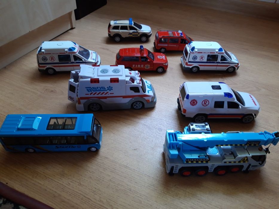 Autka , pojazdy zestaw 9 sztuk   .