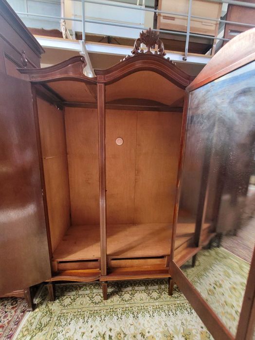 Roupeiro antigo de três portas estilo D. Maria - Bom