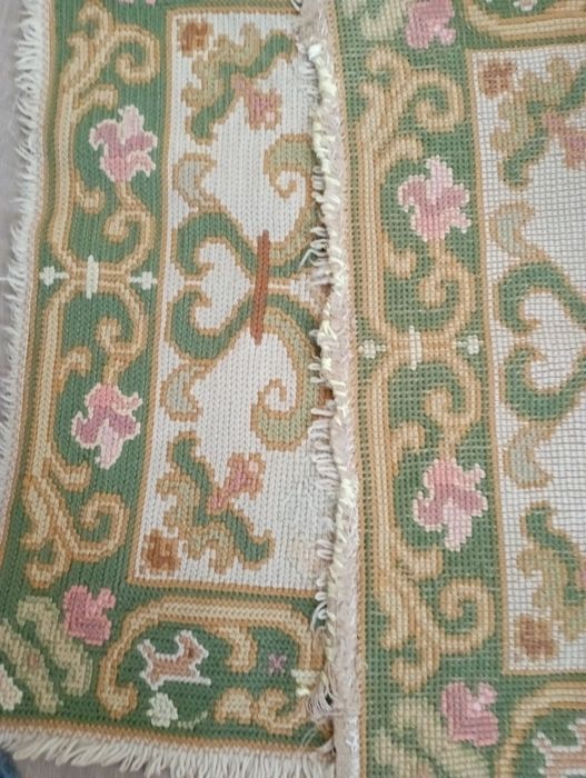 Vendo dois tapetes de arraiolos usados