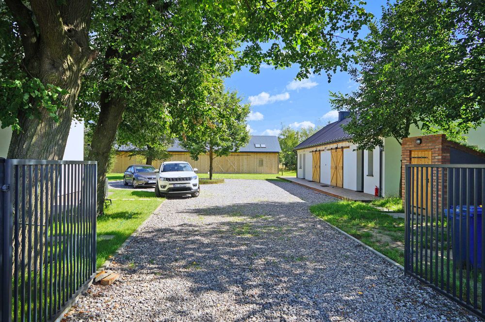 Nowy domek do 18 osób. Sauna, balia z jacuzzi. 90 km od W-wy.