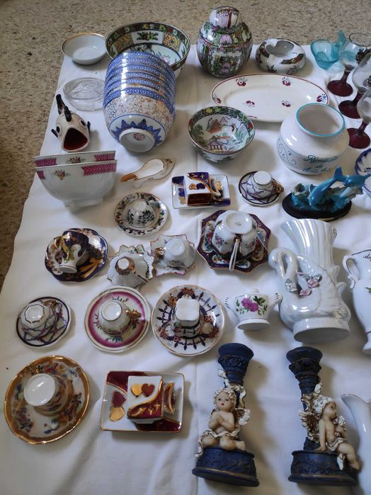 Various decorative items.446353444658882561