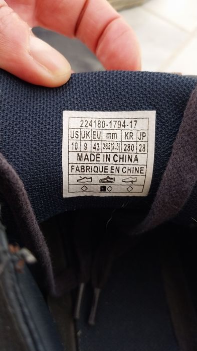 Ténis Levi's em pele