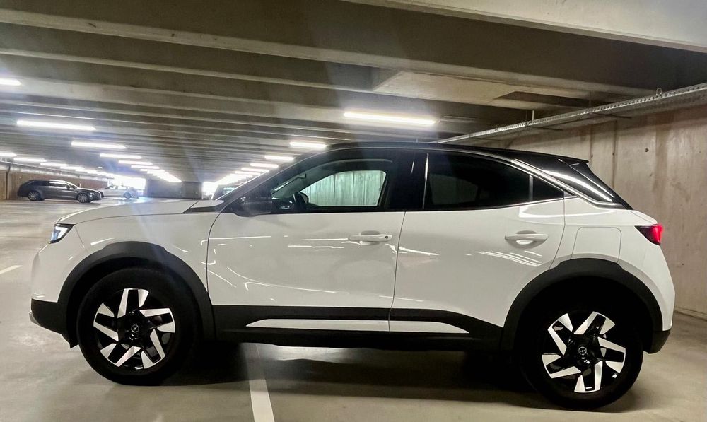 Opel Mokka Turbo Elegance, a gasolina, caixa manual, 100 cv, matrícula de julho de 2023.  Viatura nacional, com 49.000 km, segundo proprietário,