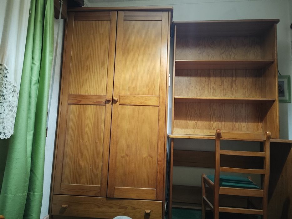 Mobília de quarto em pinho maçico - individual.