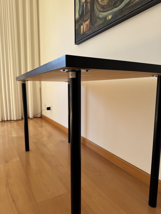 Mesa preta IKEA.