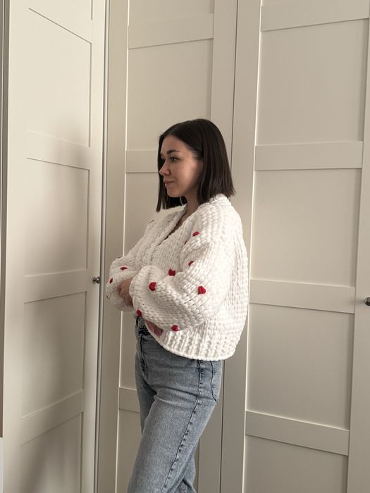Bialy kardigan z serduszkami, ręcznie robiony