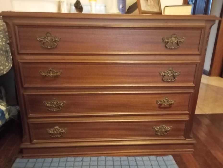 Conjunto de Móveis Rústicos de Madeira Maciça em Ótimo Estado