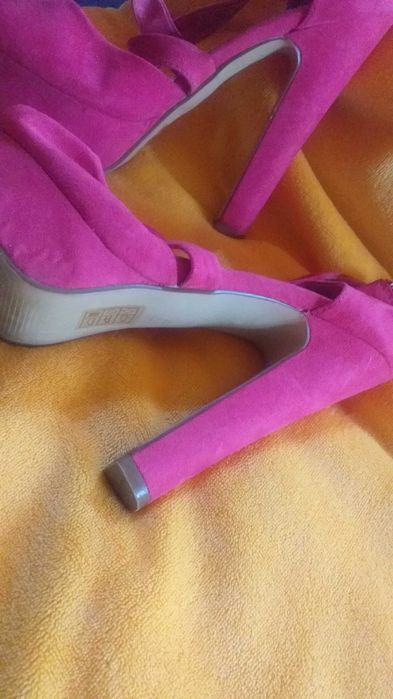 3 pares de sandálias em bom estado