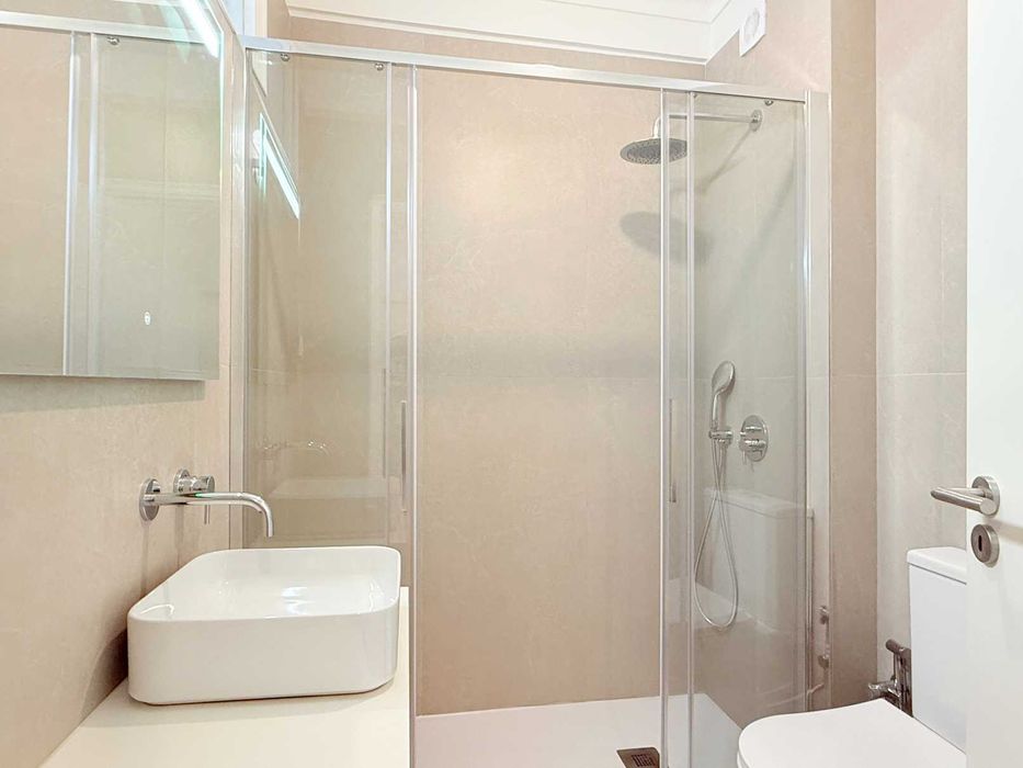 Apartamento com 2 quartos no Fluvial a 100m do Douro, com varanda.