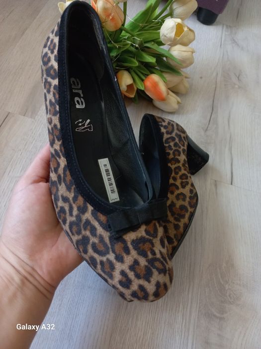 Nowe buty na słupku 39