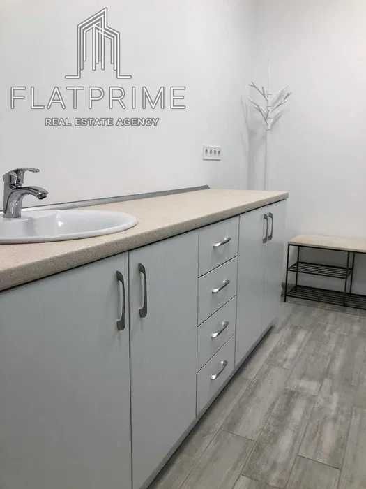 Центр продаж окреме приміщення кабінет з ремонтом