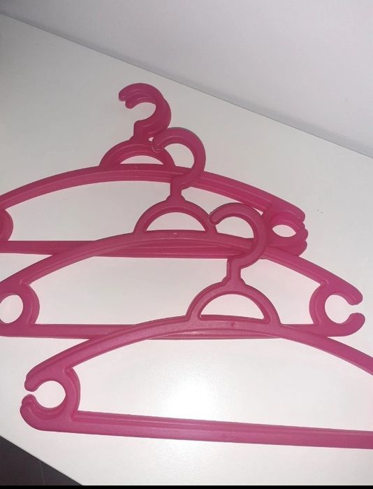 Conjunto de cabides rosa para crianças.  Ikea