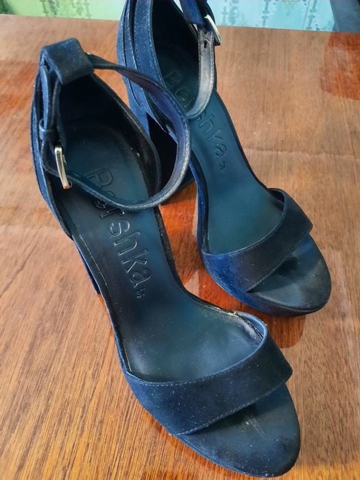 Модельні босоніжни Bershka