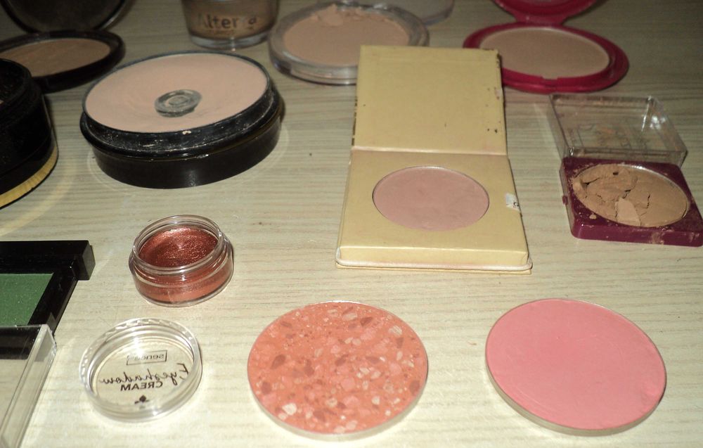 Pudry, cienie do oczu, róże i inne kosmetyki 9 sztuk