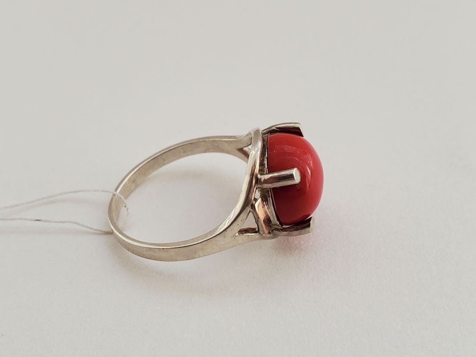 Серебряная каблучка с кораллом. Вес: 2,44 г