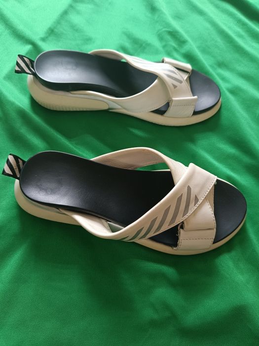 Шльопкі жіночі шкіряні