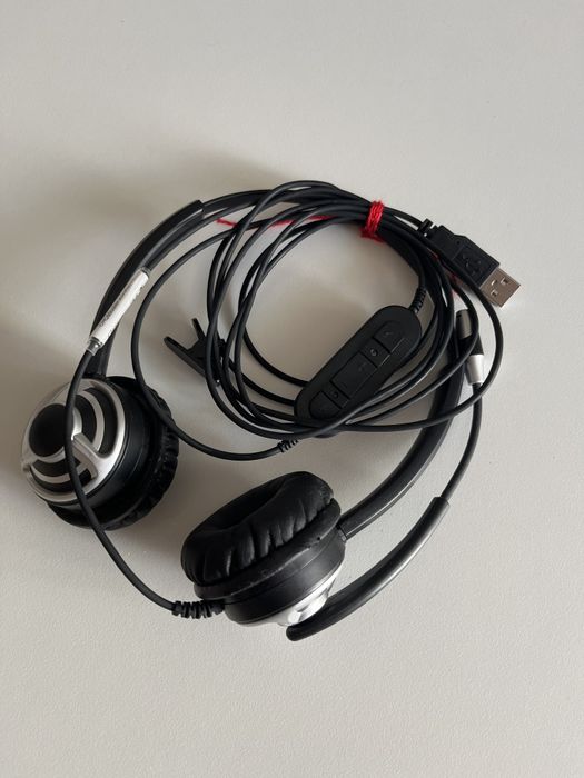 Auriculares Cleyver HC65 USB
Características principais
Auricular para PC com conexão USB
Controle de volume e função Mute
Som de banda larga com canc