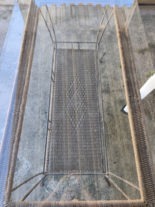 Mesa de vidro e em ferro