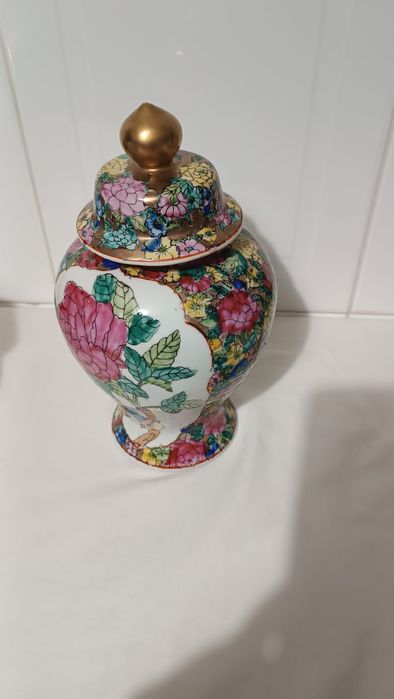 Pote antigo com tampa. 26 cm altura. 910 gramasNovo