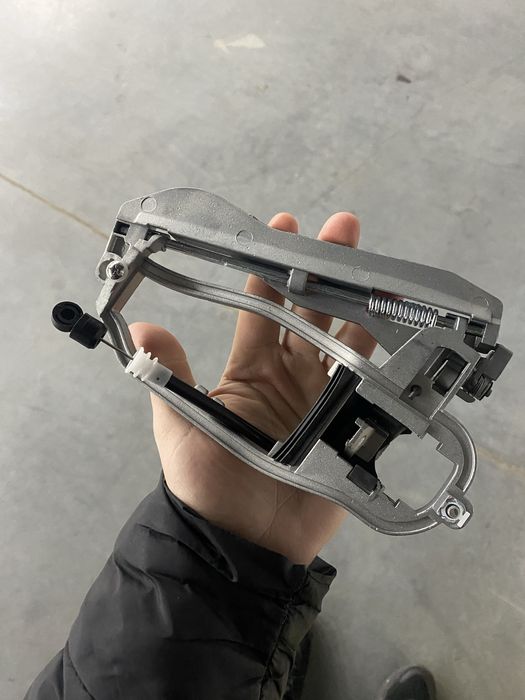 Механізм відкривання дверей BMW x5 e53. Кронштейн ручки дверей. Скілєт