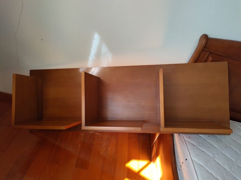 Estante de madeira maciça