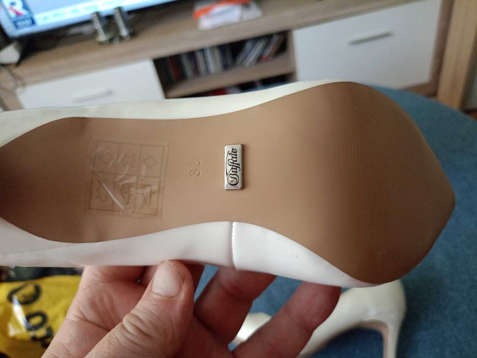 BUFFALO SHOES Szpilki białe roz 39 25cm Skóra Nowe Okazja