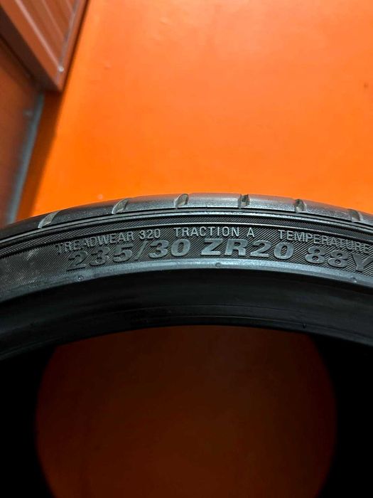 Pneus Kumho Ecsta PS71 - 235/30/20 - Excelentes